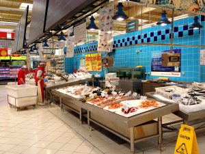 Fischtheke im Supermarkt